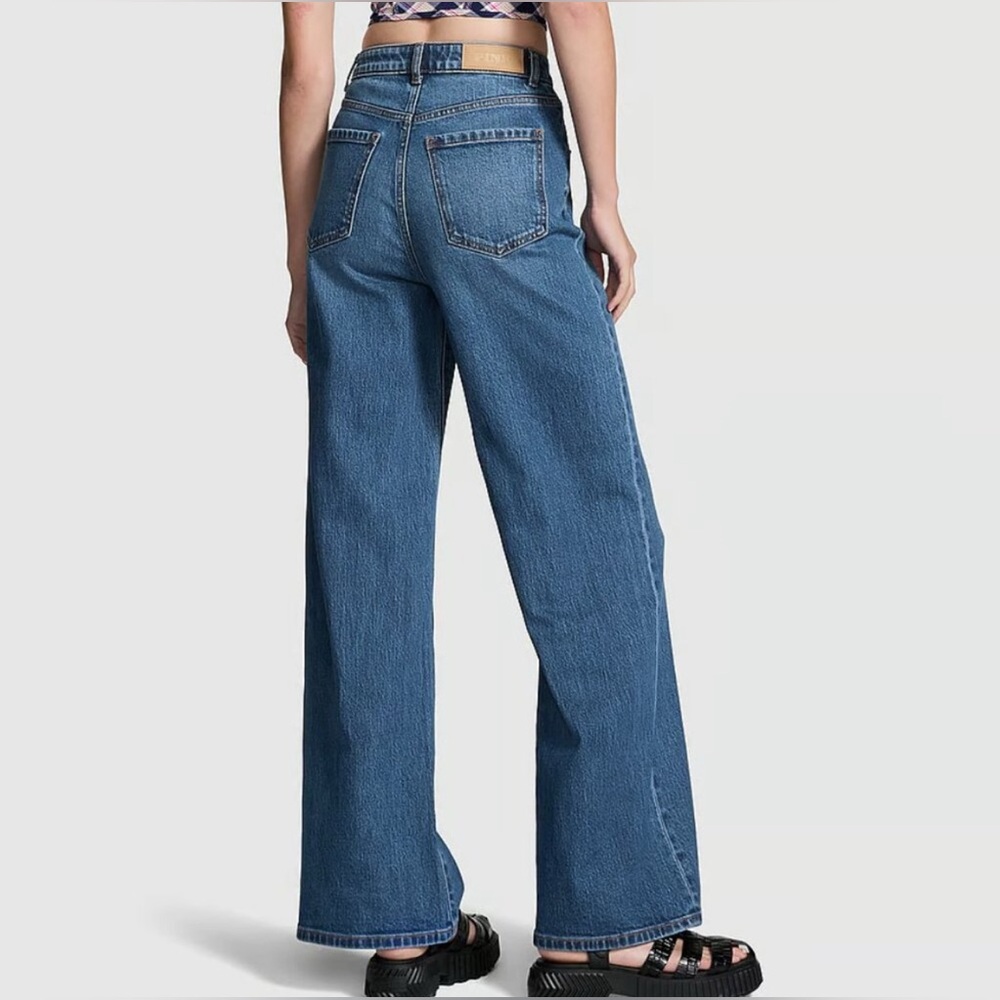 DENIM BY PINK Victoria’s Secret 
HIGH-RISE STRAIGHT JEANS Size 2/26 Medium Wash